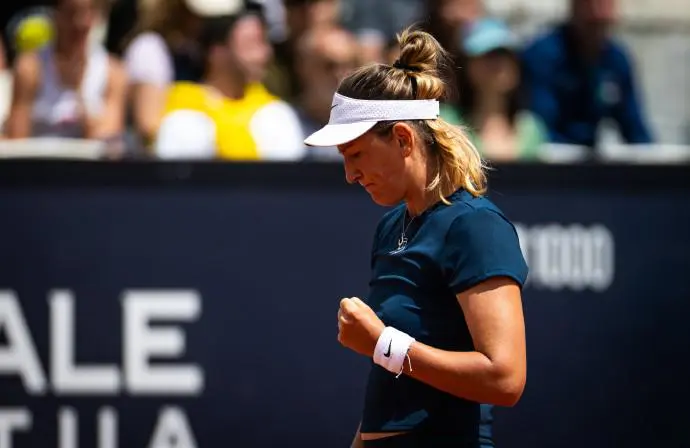 包含阿扎伦卡连续十二场比赛得分超过逆转，瑞士队挑战极限！的词条