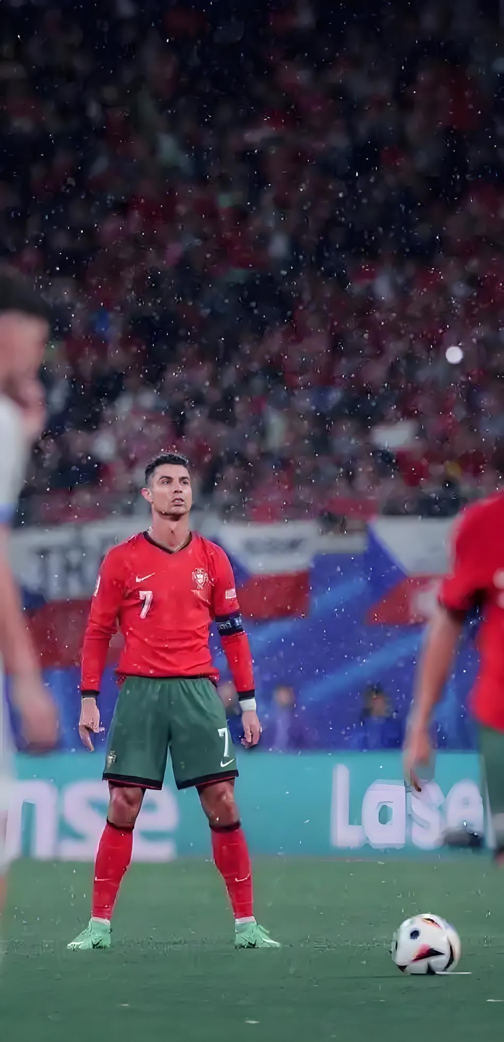 C罗回归赛场，出色防守首场状态亮眼，巴塞罗那观众沸腾！